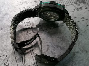 黒いミラノブレスレットを標準装備 SPILLO の腕時計