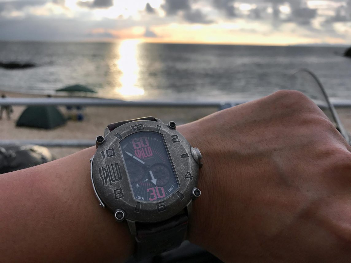 スピーロの腕時計と日本海の夕日